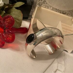 VINTAGE 925 STERLING SILVER ONYX CUFF, VERY SOLID 26 GRAMS, SIGNED STERLING